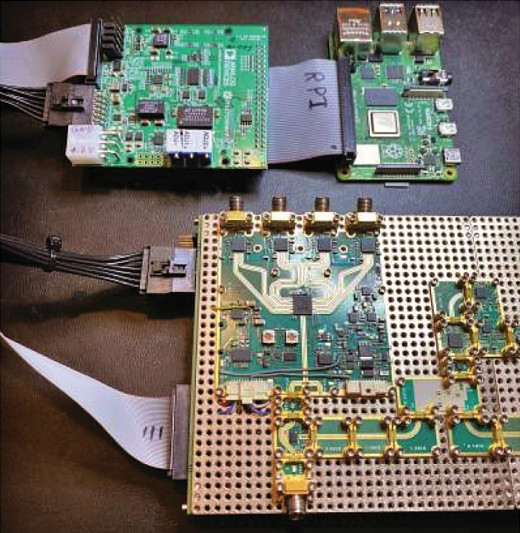Un prototype complet X-Microwave, comprenant l'alimentation et le contrôle numérique, composé d'une carte de pont FMC-XMW, d'une chaîne de signaux X-Microwave et d'un Raspberry Pi.
